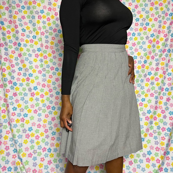 Vintage high waist pleated plaid skirt! Black and white. Size 5/6. - Picture 5 of 7